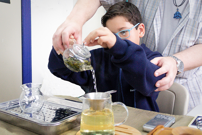 Escola promove aula sensorial sobre chás