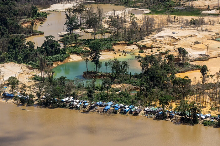 Área próxima às comunidades, na beira do rio Uraricoera, destruídas pelo garimpo ilegal © Rogério Assis/ISA